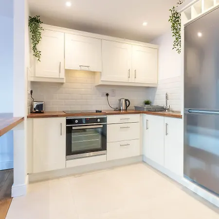 Modern Canal View Home, In Centre, Sleeps 8 아파트 골웨이